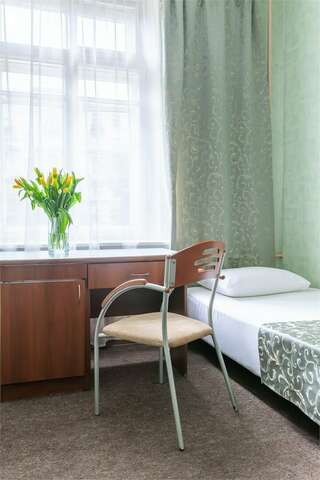 Гостиница Турист Санкт-Петербург Четырехместный номер с общей ванной комнатой-1